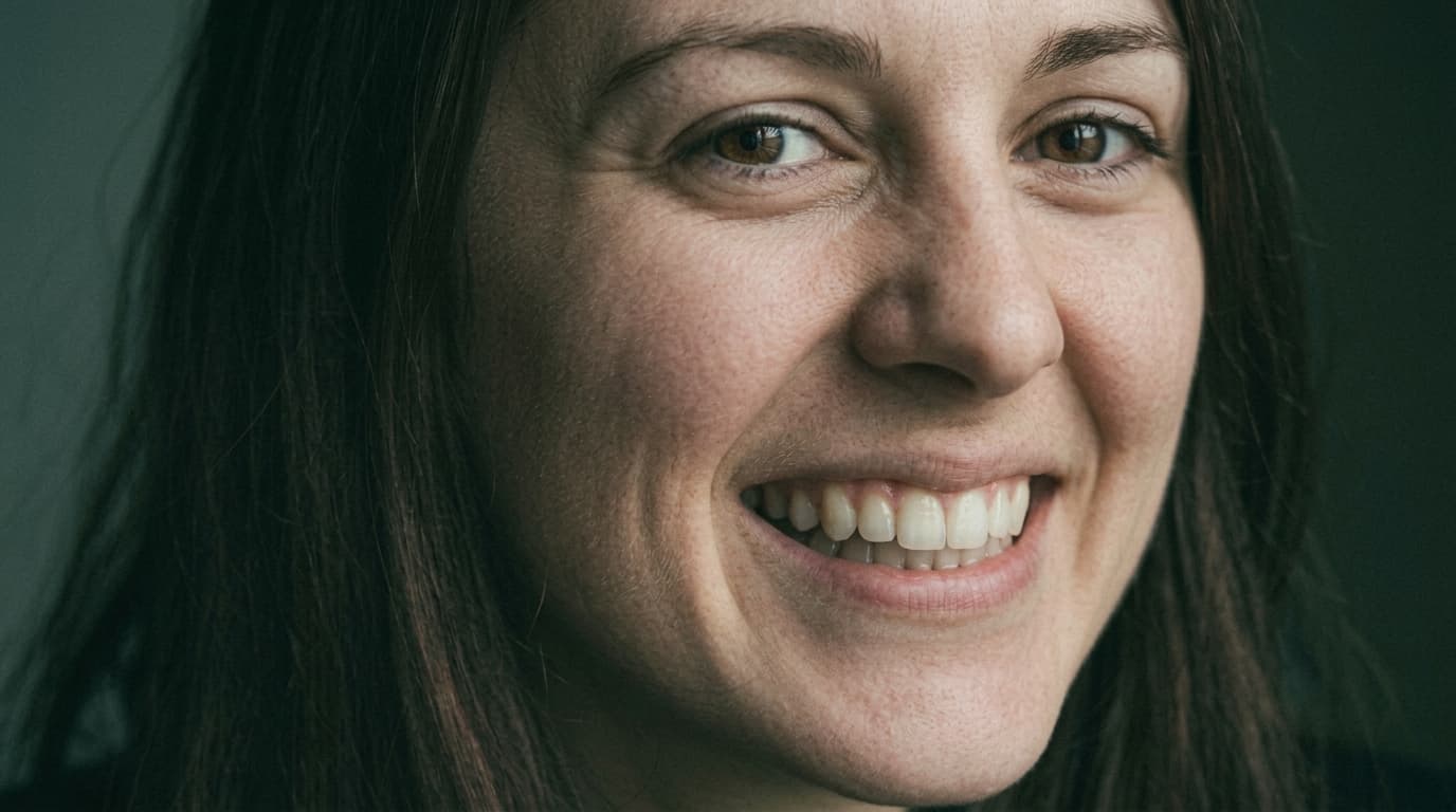 Mujer sonriendo a cámara, primer plano de su rostro
